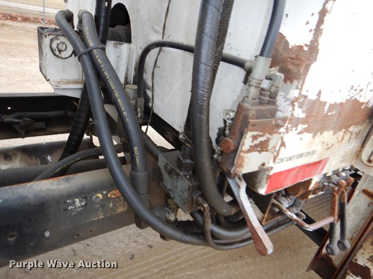 image for item DE0023 2006 Chevrolet C5500 refuse truck