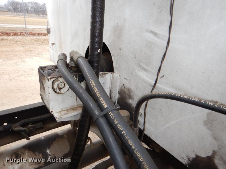 image for item DE0023 2006 Chevrolet C5500 refuse truck