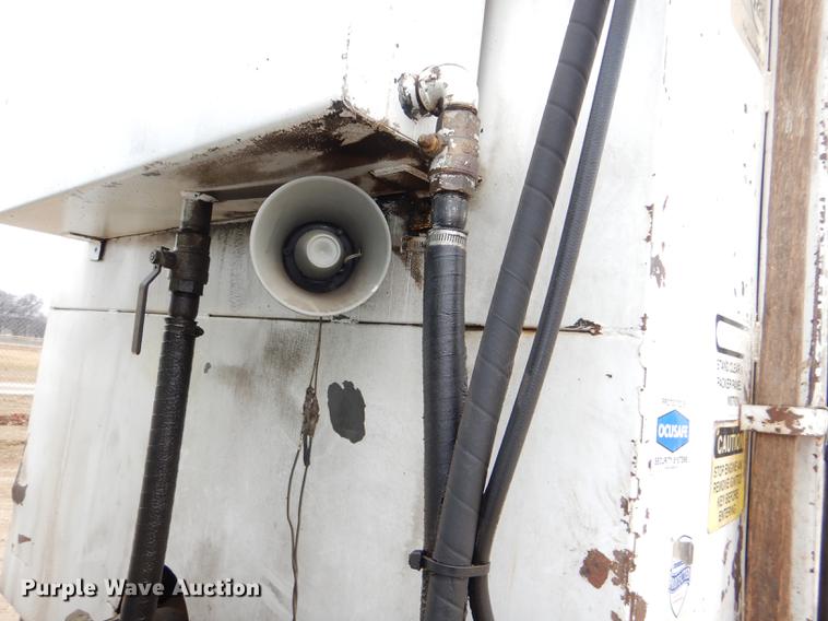 image for item DE0023 2006 Chevrolet C5500 refuse truck