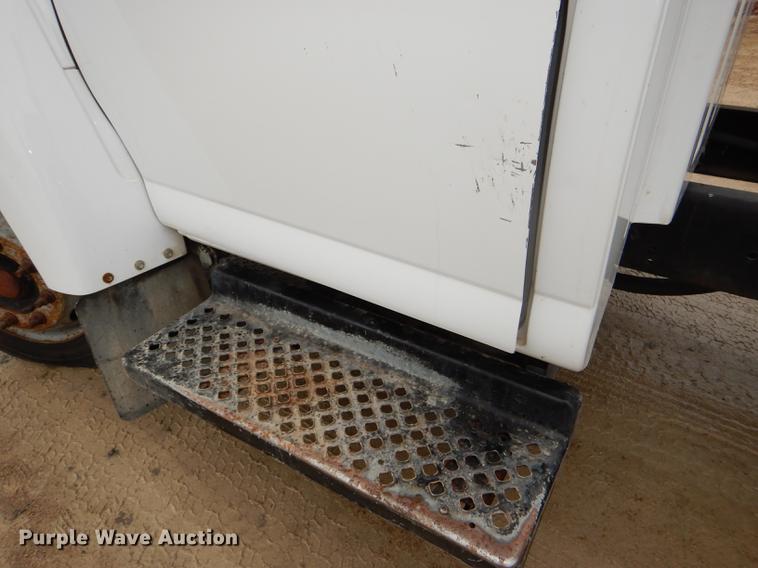 image for item DE0023 2006 Chevrolet C5500 refuse truck