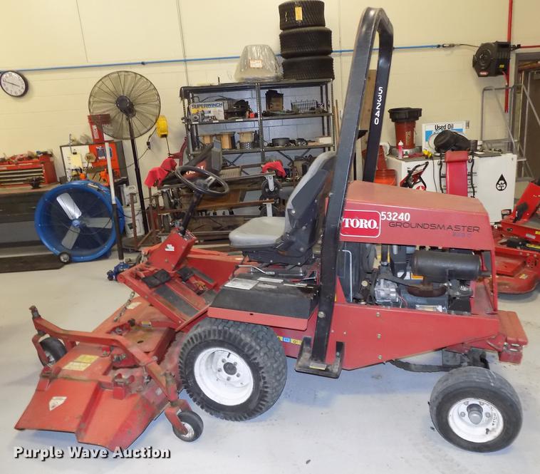 image for item DE7581 2006 Toro Ground Master 328D lawn mower