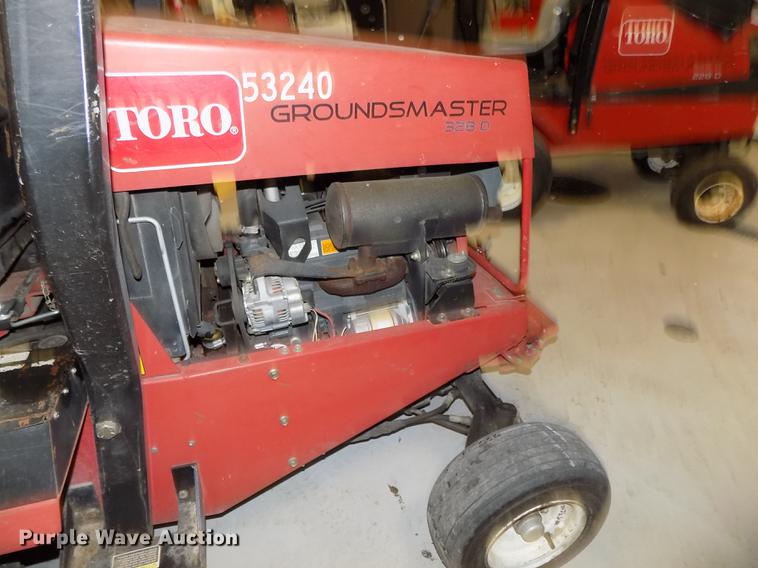 image for item DE7581 2006 Toro Ground Master 328D lawn mower