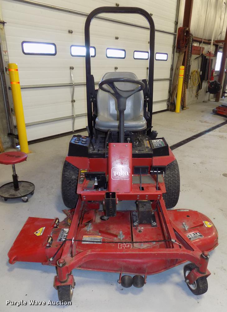 image for item DE7582 2005 Toro Groundsmaster 228D lawn mower