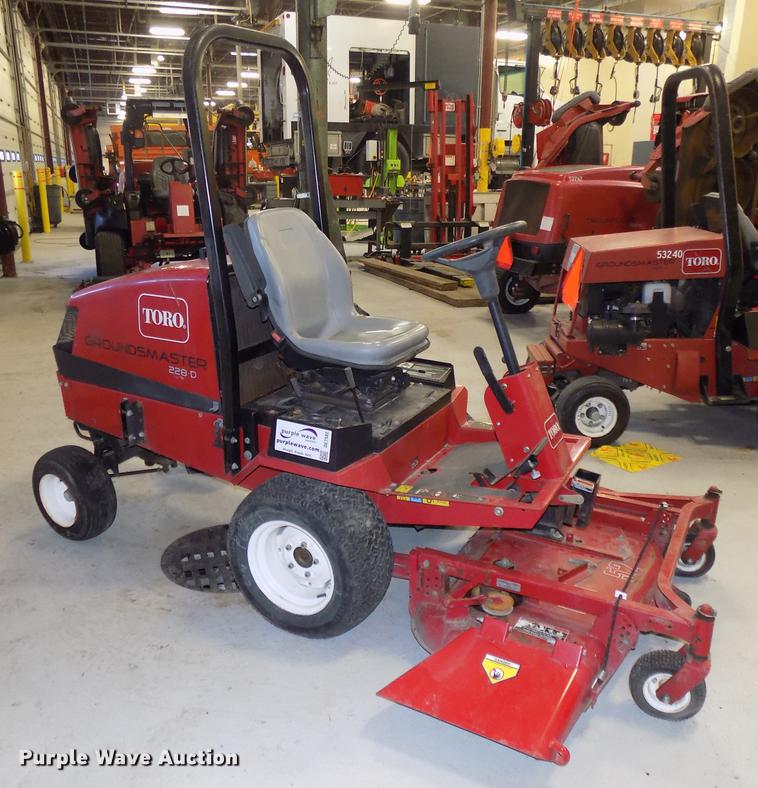 image for item DE7582 2005 Toro Groundsmaster 228D lawn mower