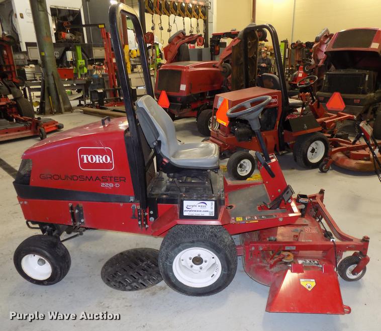 image for item DE7582 2005 Toro Groundsmaster 228D lawn mower