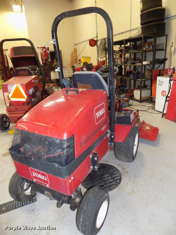 image for item DE7582 2005 Toro Groundsmaster 228D lawn mower