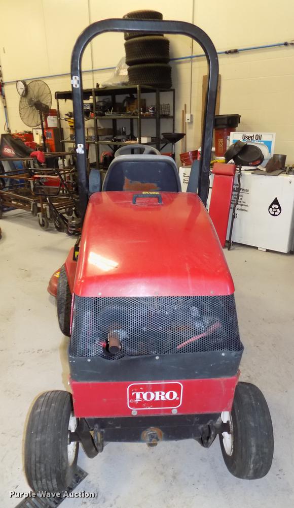 image for item DE7582 2005 Toro Groundsmaster 228D lawn mower