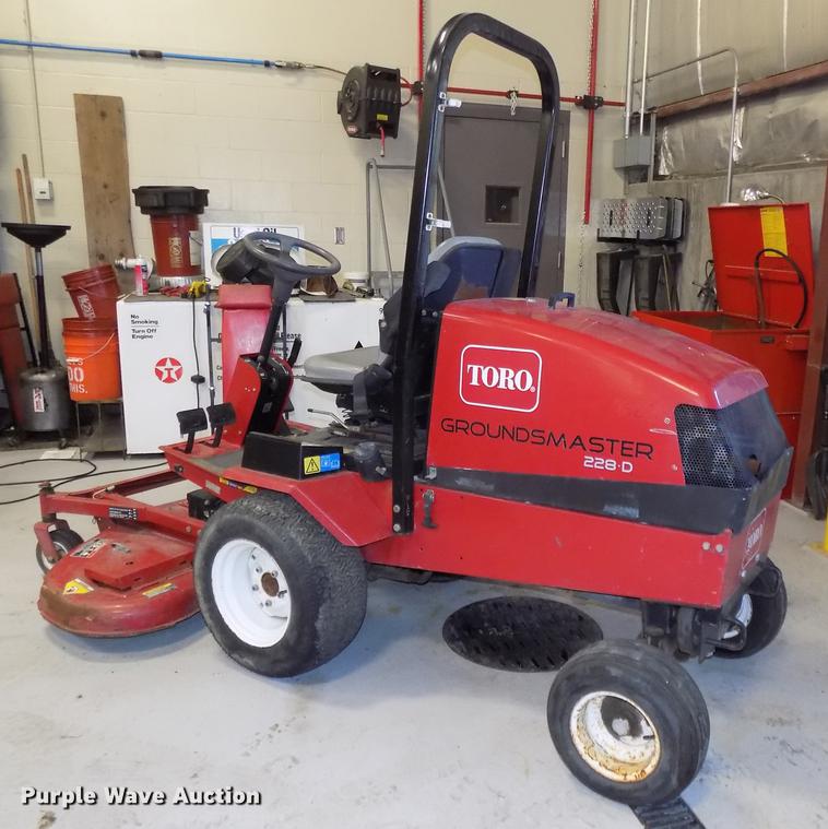 image for item DE7582 2005 Toro Groundsmaster 228D lawn mower