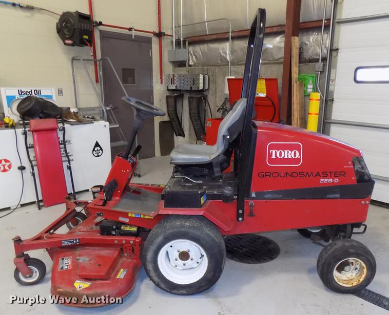 image for item DE7582 2005 Toro Groundsmaster 228D lawn mower