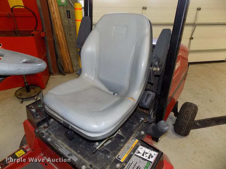 image for item DE7582 2005 Toro Groundsmaster 228D lawn mower