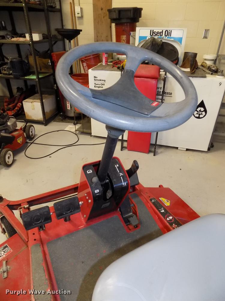 image for item DE7582 2005 Toro Groundsmaster 228D lawn mower