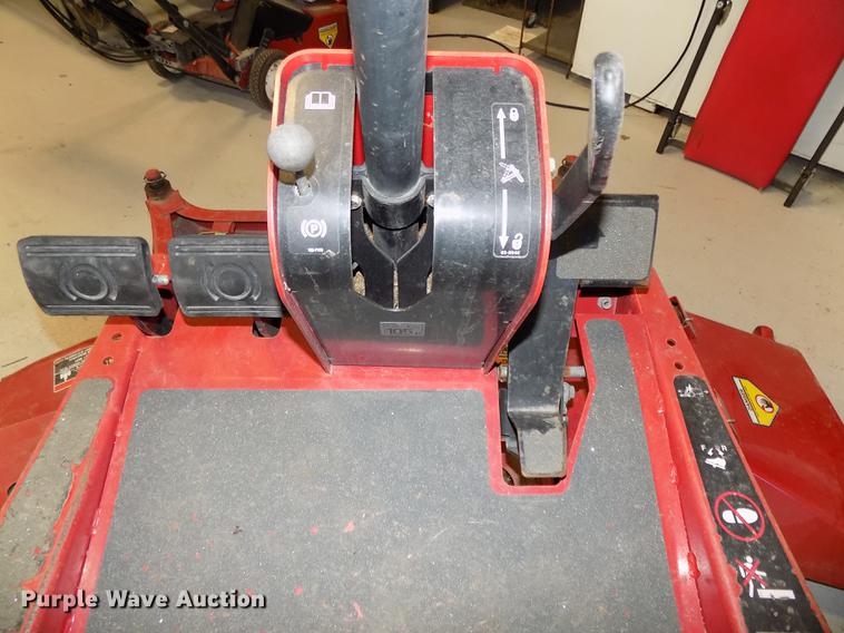 image for item DE7582 2005 Toro Groundsmaster 228D lawn mower