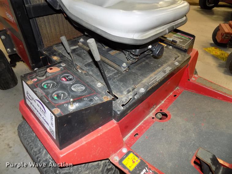 image for item DE7582 2005 Toro Groundsmaster 228D lawn mower