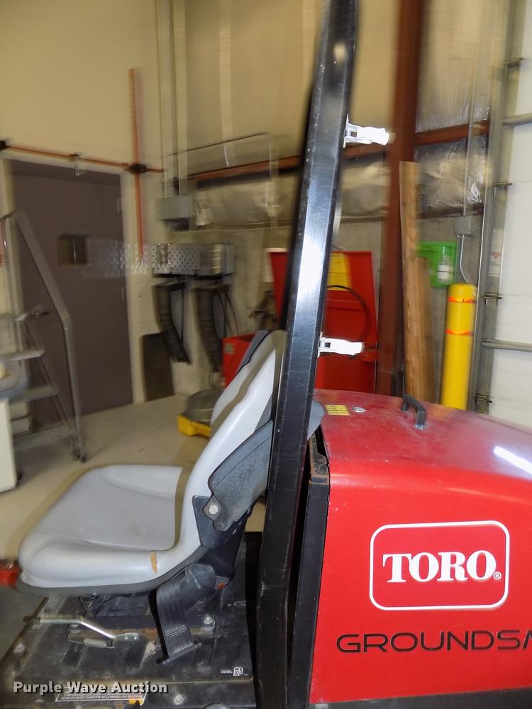 image for item DE7582 2005 Toro Groundsmaster 228D lawn mower