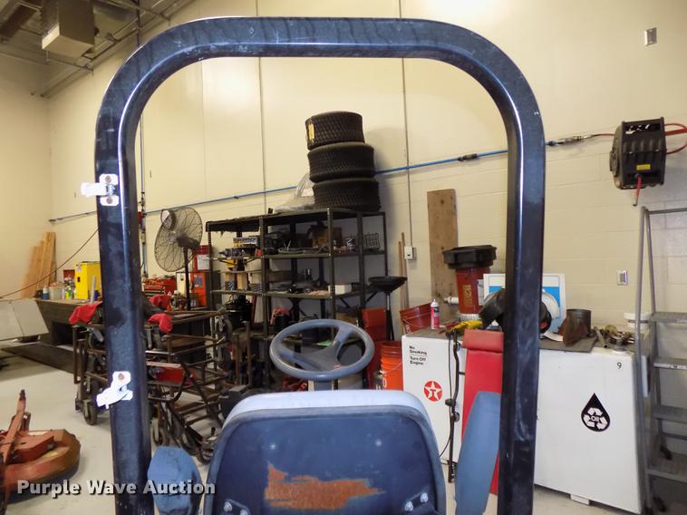 image for item DE7582 2005 Toro Groundsmaster 228D lawn mower