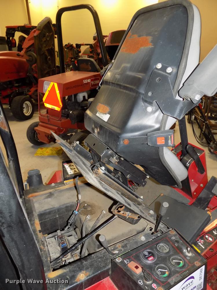 image for item DE7582 2005 Toro Groundsmaster 228D lawn mower