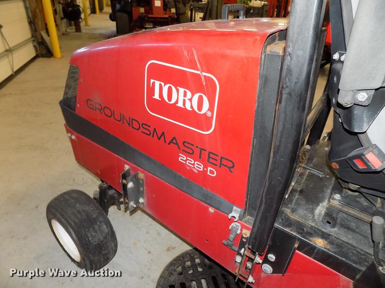 image for item DE7582 2005 Toro Groundsmaster 228D lawn mower