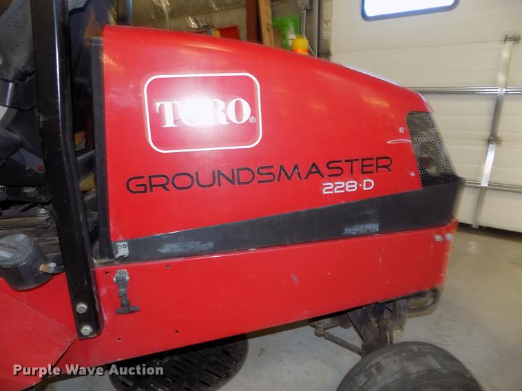 image for item DE7582 2005 Toro Groundsmaster 228D lawn mower