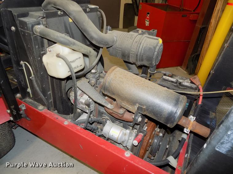 image for item DE7582 2005 Toro Groundsmaster 228D lawn mower