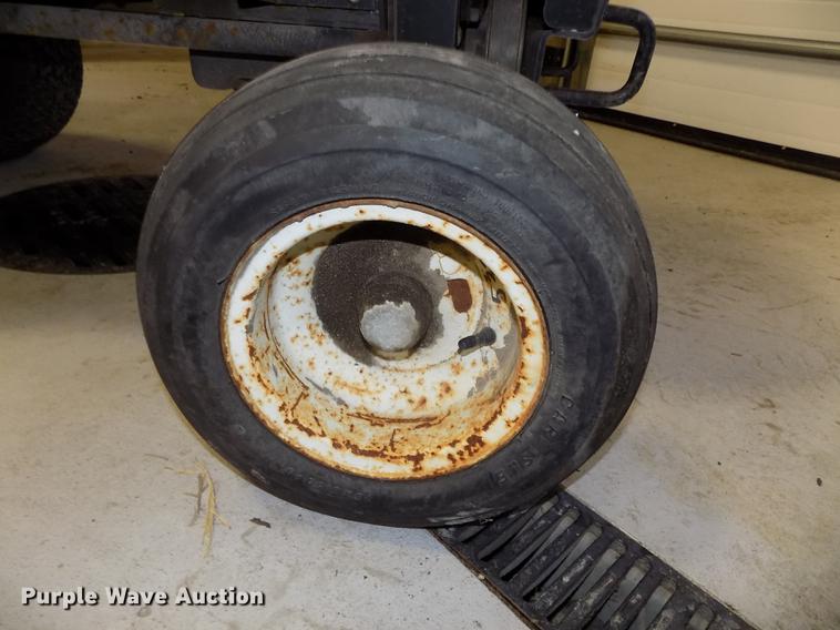 image for item DE7582 2005 Toro Groundsmaster 228D lawn mower