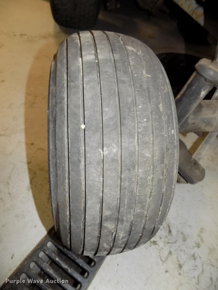 image for item DE7582 2005 Toro Groundsmaster 228D lawn mower