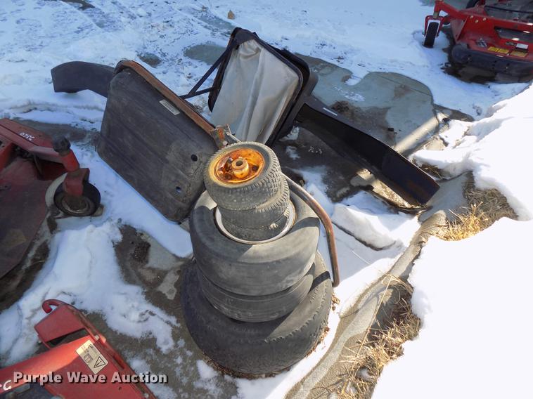 image for item DE7582 2005 Toro Groundsmaster 228D lawn mower