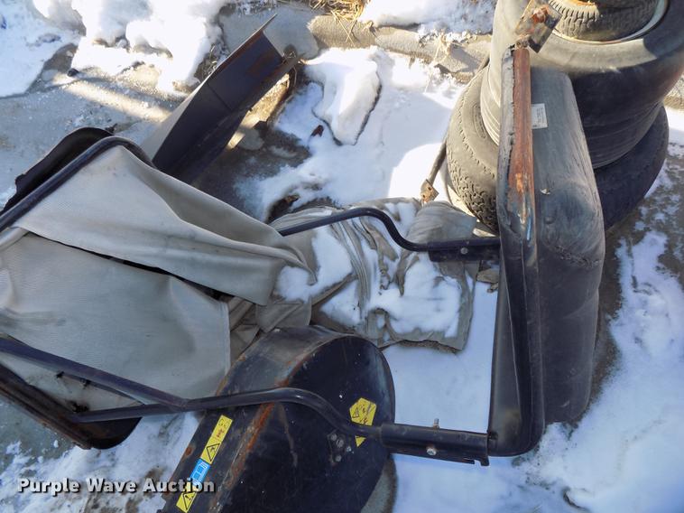 image for item DE7582 2005 Toro Groundsmaster 228D lawn mower