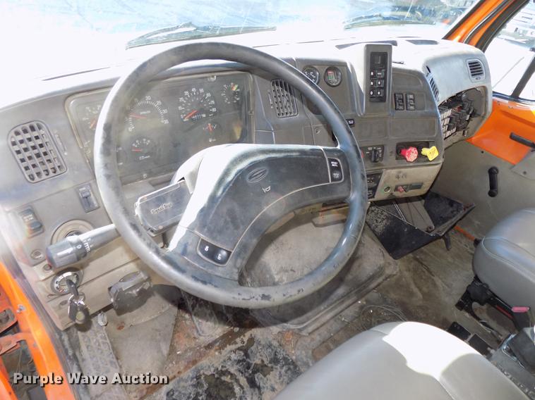 image for item DE7584 2001 Sterling L7500 dump truck