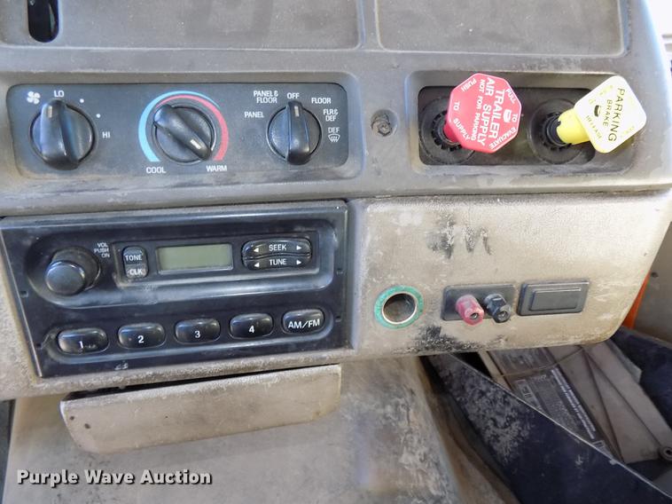 image for item DE7584 2001 Sterling L7500 dump truck