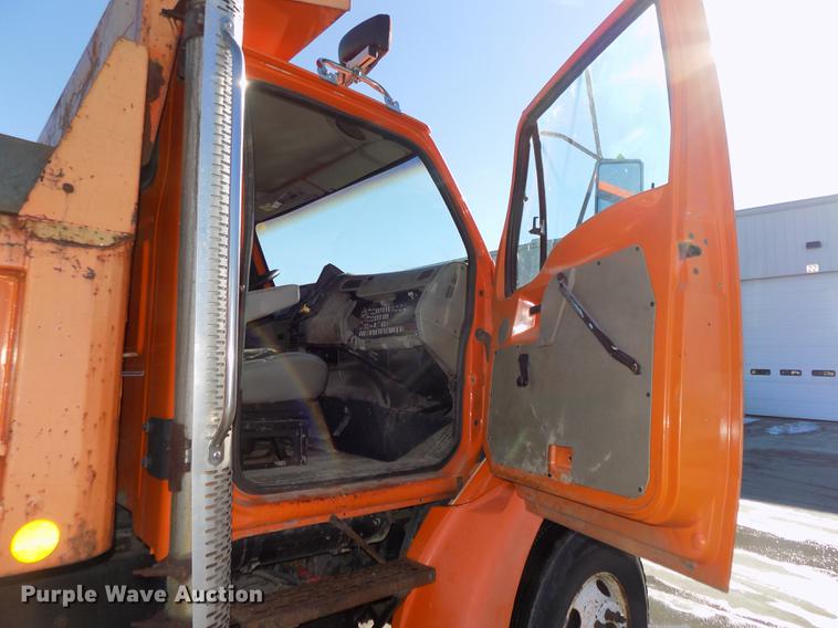 image for item DE7584 2001 Sterling L7500 dump truck