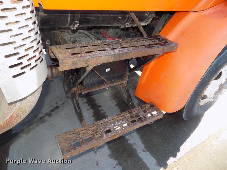 image for item DE7584 2001 Sterling L7500 dump truck