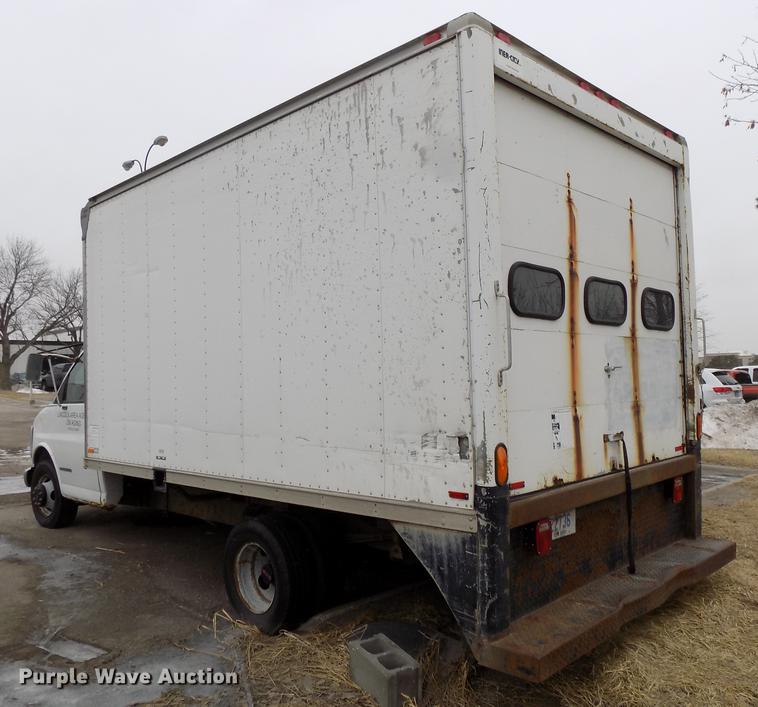 image for item DE7590 1999 GMC Savana G3500 box truck