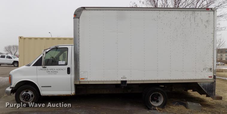 image for item DE7590 1999 GMC Savana G3500 box truck
