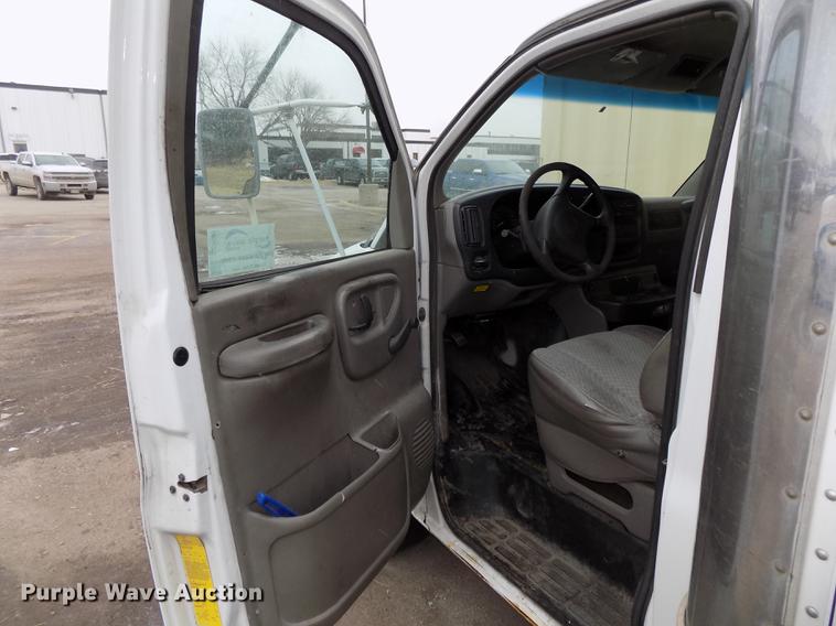 image for item DE7590 1999 GMC Savana G3500 box truck