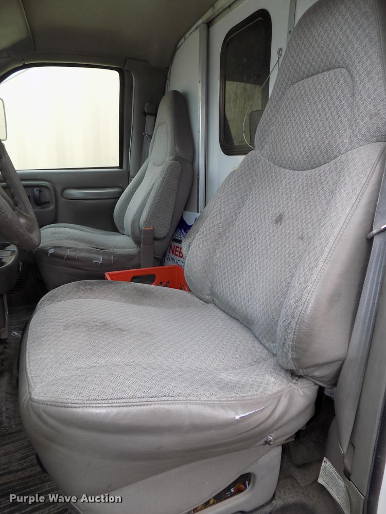 image for item DE7590 1999 GMC Savana G3500 box truck