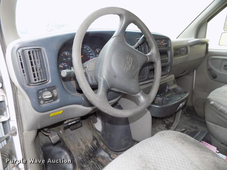 image for item DE7590 1999 GMC Savana G3500 box truck
