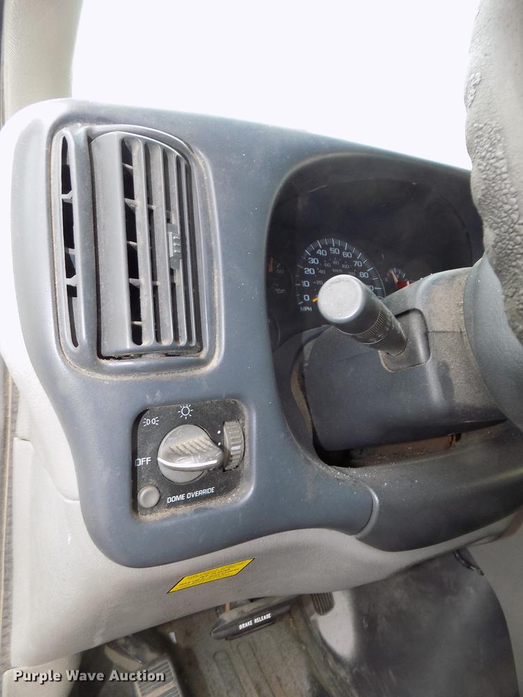 image for item DE7590 1999 GMC Savana G3500 box truck