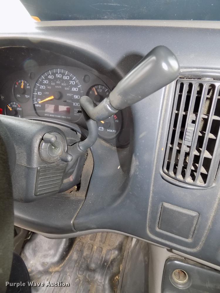 image for item DE7590 1999 GMC Savana G3500 box truck