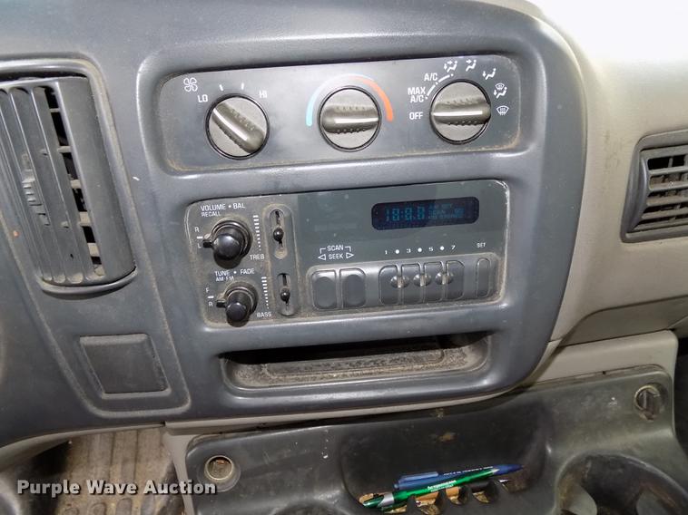 image for item DE7590 1999 GMC Savana G3500 box truck