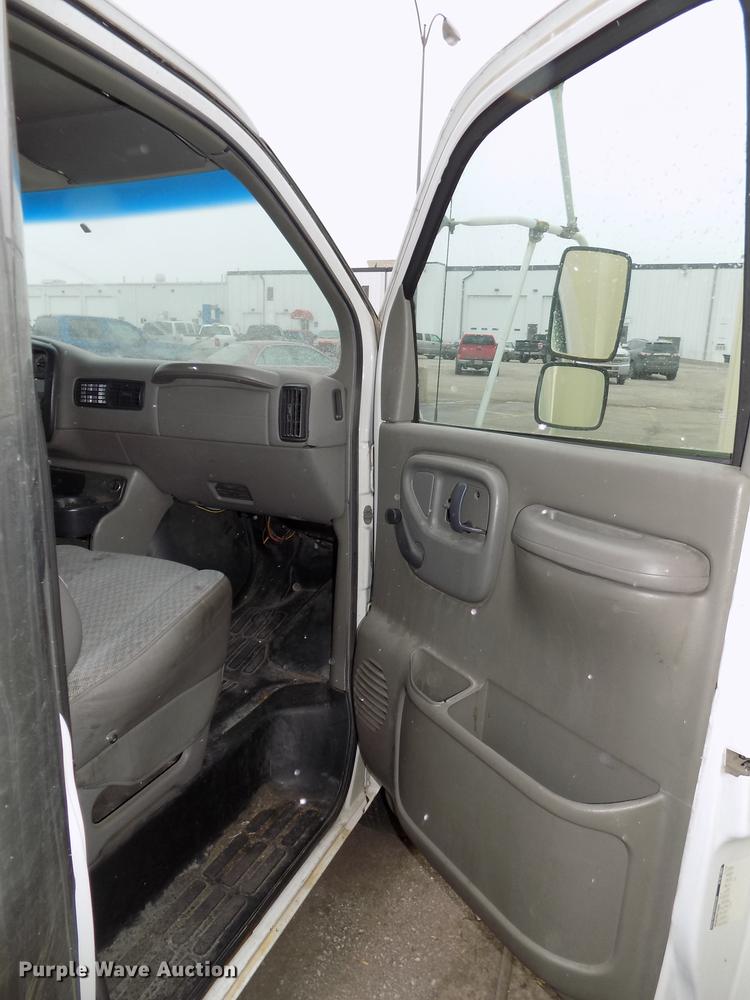 image for item DE7590 1999 GMC Savana G3500 box truck