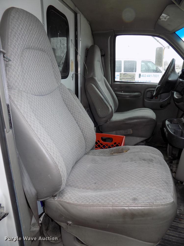 image for item DE7590 1999 GMC Savana G3500 box truck