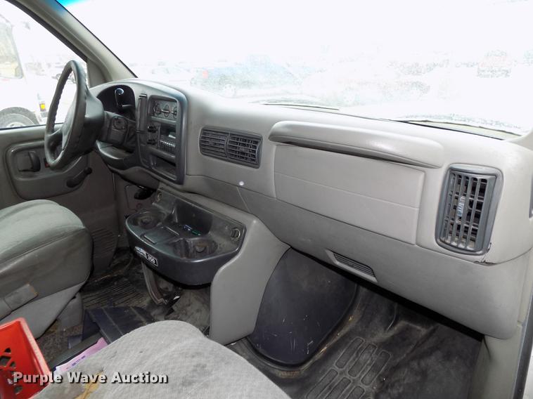 image for item DE7590 1999 GMC Savana G3500 box truck