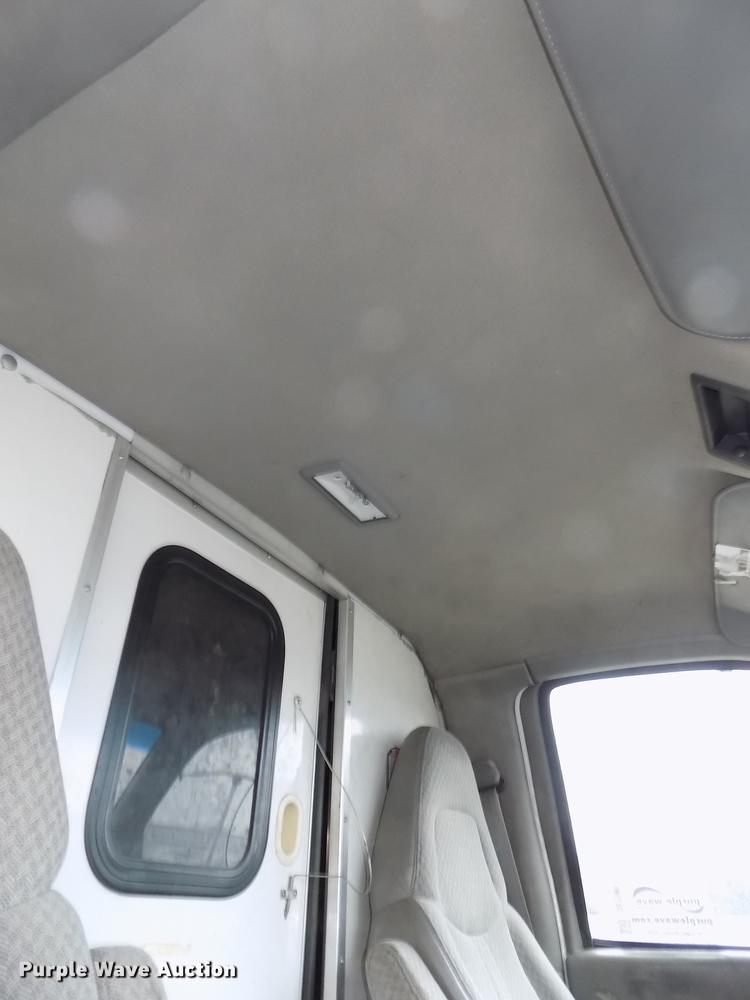 image for item DE7590 1999 GMC Savana G3500 box truck