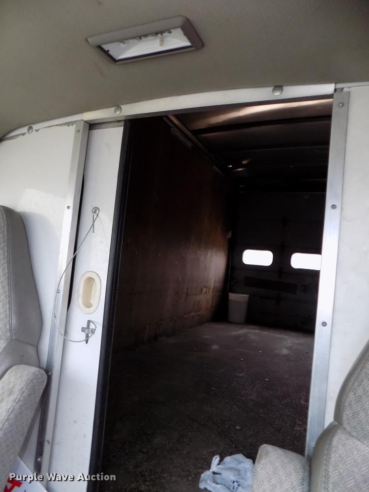 image for item DE7590 1999 GMC Savana G3500 box truck