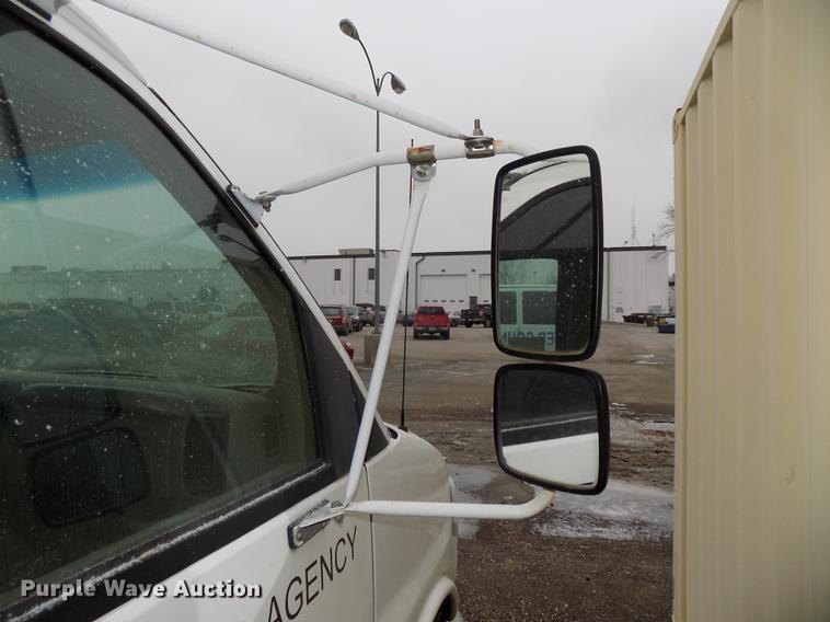 image for item DE7590 1999 GMC Savana G3500 box truck