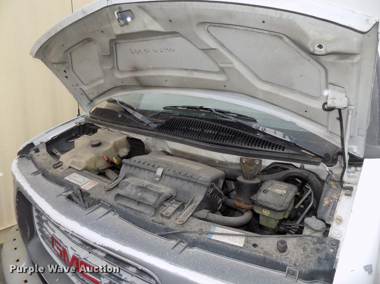 image for item DE7590 1999 GMC Savana G3500 box truck