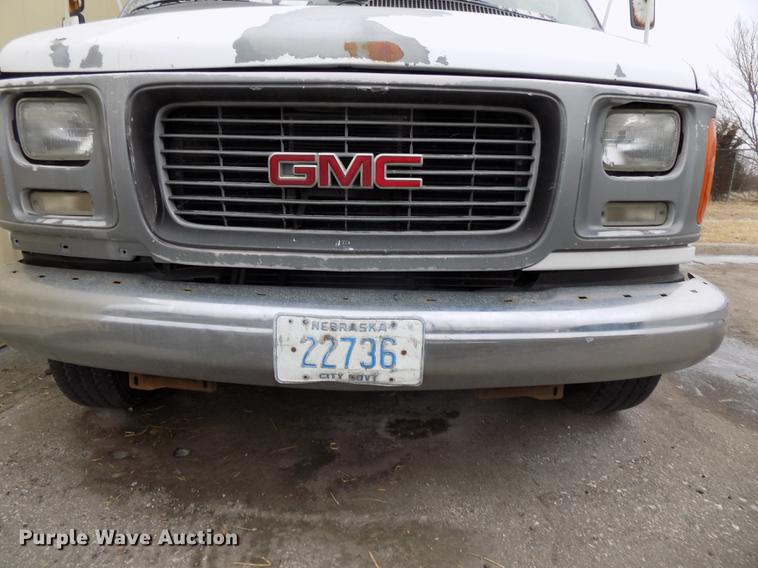 image for item DE7590 1999 GMC Savana G3500 box truck