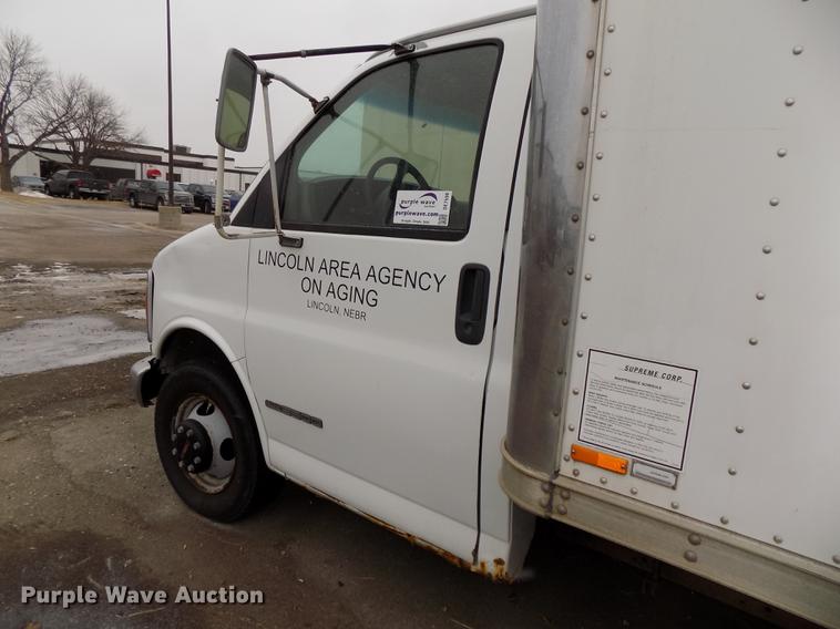 image for item DE7590 1999 GMC Savana G3500 box truck