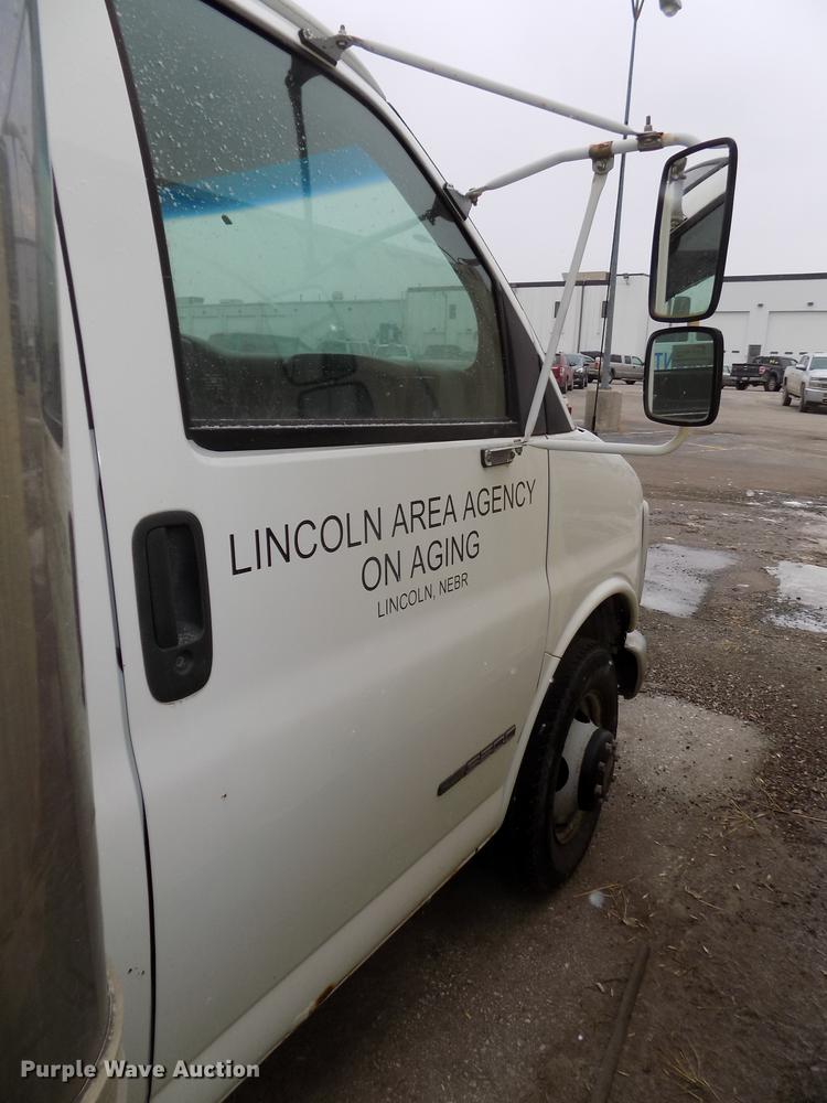 image for item DE7590 1999 GMC Savana G3500 box truck