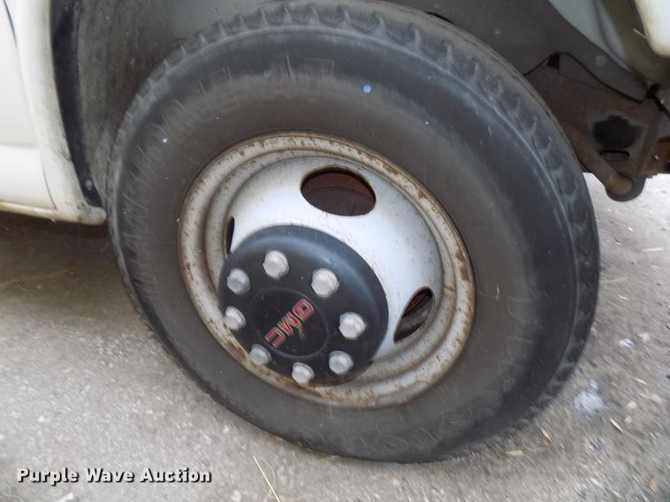 image for item DE7590 1999 GMC Savana G3500 box truck